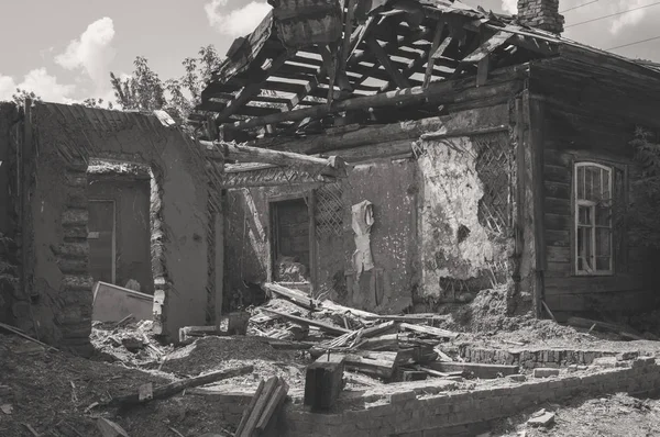 Yıkık hasarlı evi. Doğal afet sonucu olarak, özel mülkiyet bina etkilenen. Yok edilen tuğla ahşap ev parçası.