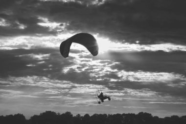 Yamaçparaşütü adam gökyüzünde uçan