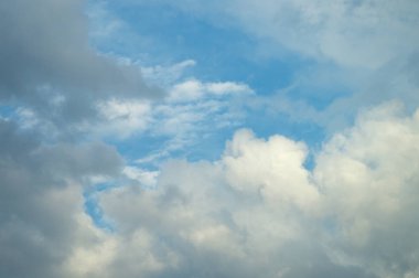 Nadir güzel bulutlu tasarımcının arka plan için mavi gün gökyüzü.