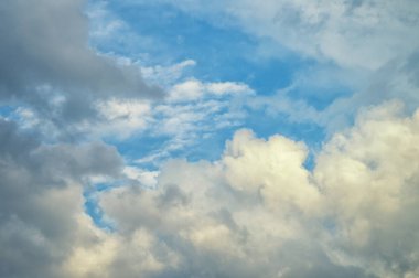 Nadir güzel bulutlu tasarımcının arka plan için mavi gün gökyüzü.