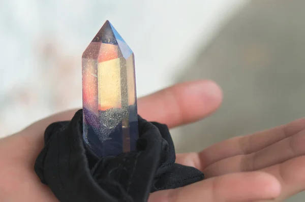 Büyük kuvars kristali doğa yakın çekim bir arka plan üzerinde bir güdük üzerinde.