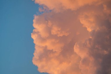 Nadir güzel bulutlu tasarımcının arka plan için mavi gün gökyüzü.