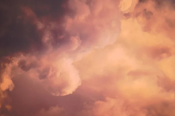 Nadir güzel bulutlu tasarımcının arka plan için mavi gün gökyüzü.