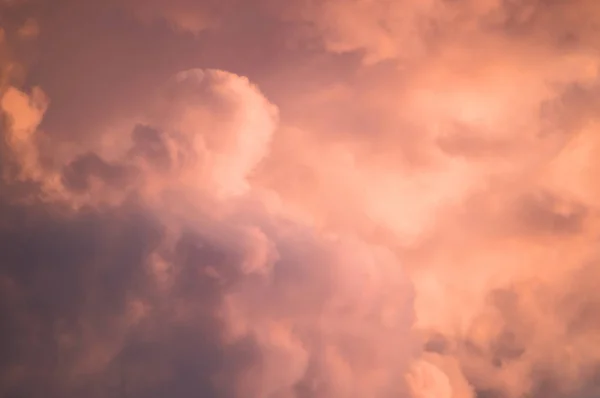 Nadir güzel bulutlu tasarımcının arka plan için mavi gün gökyüzü.