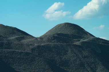 Dağlar tepeler çakıl arka planı mavi gökyüzü ve bulutlar doku