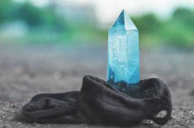 Bir büyük şeffaf mistik yönlü kristal renkli mavi safir, topaz açık renkli yakın çekim üzerinde. Harika bir mineral quartz Kraliyet boyut Tasarımcısı.