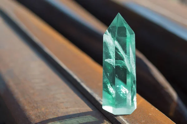 Grande Cristal Facetado Místico Transparente Quartzo Esmeralda Verde Colorido Trilhos — Fotografia de Stock