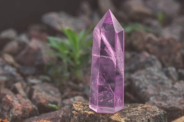 Grand Cristal Mystique Facetté Transparent Améthyste Lilas Coloré Calcédoine Sur — Photo