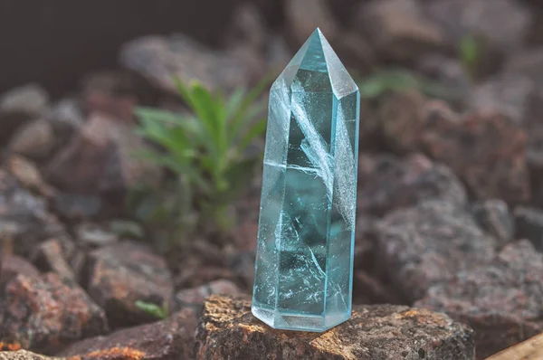 Grande Cristal Facetado Místico Transparente Safira Azul Colorido Topázio Fundo — Fotografia de Stock