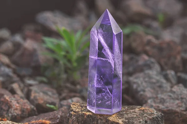 Büyük şeffaf mistik yönlü kristal renkli leylak ametist, bir taş kalsedon arka plan yakın çekim. Kraliyet boyut Tasarımcısı harika maden