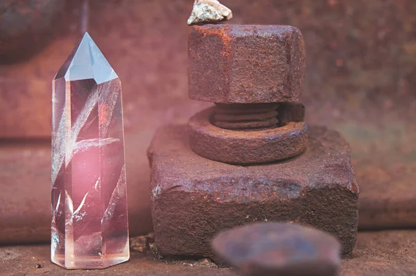 Grand cristal mystique facetté transparent d'améthyste rose coloré, calcédoine sur un rail sur fond industriel gros plan. Magnifique minéral de la taille royale pour le designer — Photo
