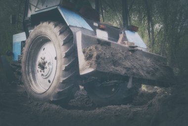 Traktör çalışma sürecinde yakın çekim