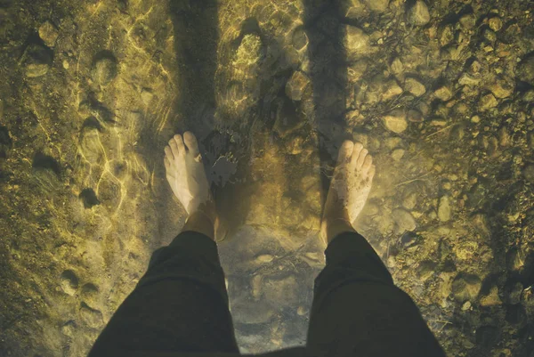 Piedi Acqua Sul Fondo Roccioso Del Torrente Montagna Primo Piano — Foto Stock