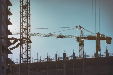 İnşaat çok katlı panelinin evler, yüksek vinçler ile metropol gökdelen. Bina Moskova.