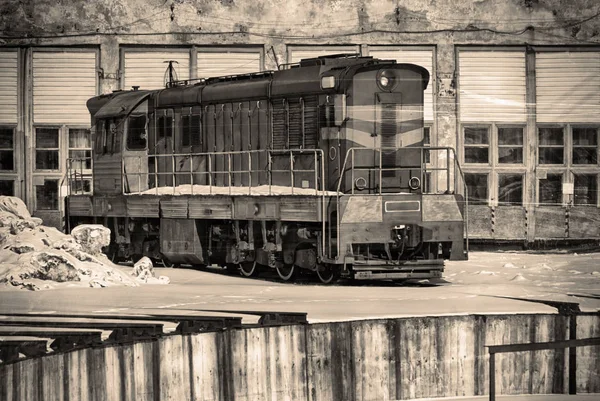 Kış Tren Depo Hangar Raylar Çerçevede Yalnız Sovyet Eski Tren — Stok fotoğraf