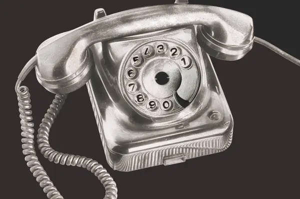 Μια Αρχαία Ασημένια Τηλέφωνο Δίσκου Φουτουριστικό Επεξεργασίας Απομονωμένες Μαύρο Φόντο — Φωτογραφία Αρχείου