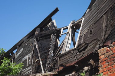 Yanık ahşap panoları ve pencere ev duvarlarının siyah kömür doku. Yıkık ev inşa bir yangından sonra. Ahşap oda içinde ev en üst kattaki bir yangından sonra duvarına.