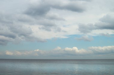 Kasvetli mavi gri gökyüzü ve bulutlar Ladoga Gölü üzerinde.