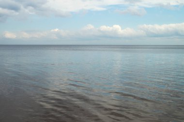 Kasvetli mavi gri gökyüzü ve bulutlar Ladoga Gölü üzerinde.