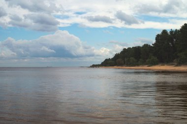 Kasvetli mavi gri gökyüzü ve bulutlar Ladoga Gölü üzerinde.