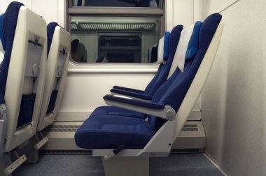 Tren yan görünümünde boş sandalyeler. Tren vagonu, mavi sandalyeyle taşıma iç