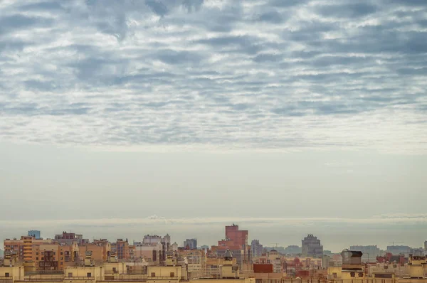 Zobrazit velké megalopolis za podmračené oblohy, obytné oblasti Petrohradu letecký pohled na střechy domů — Stock fotografie