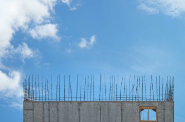 Armatürü üzerinde mavi gökyüzü karşı bir inşaat alanı. Endüstriyel inşaat arka plan.