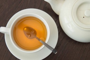 Cam kupa ve doğal ışık Cafe çaydanlık demlendi yeşil çay