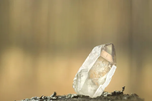 Grande claro puro transparente grande cristal real de quartzo calcedônia diamante brilhante na natureza desfocado fundo bokeh fechar — Fotografia de Stock