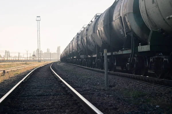 Endüstriyel manzara. Raylar ve ürünler ufuk için bırakarak trenin vagon yük. Kargo tank tren tarafından ticari ulaşım — Stok fotoğraf