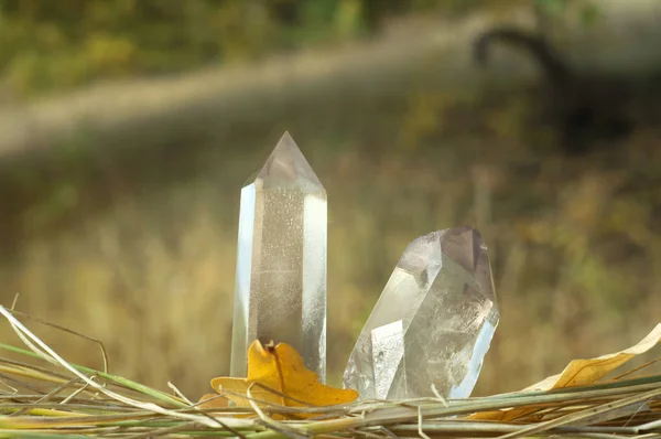 Grande claro puro transparente grandes cristais reais de quartzo calcedônia diamante brilhante na natureza desfocado bokeh outono fundo de perto — Fotografia de Stock