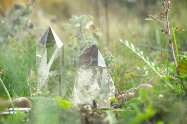 Büyük temiz saf şeffaf büyük Kraliyet kristal kuvars kalsedon elmas doğa üzerinde parlak arka plan yakın çekim bokeh sonbahar bulanık