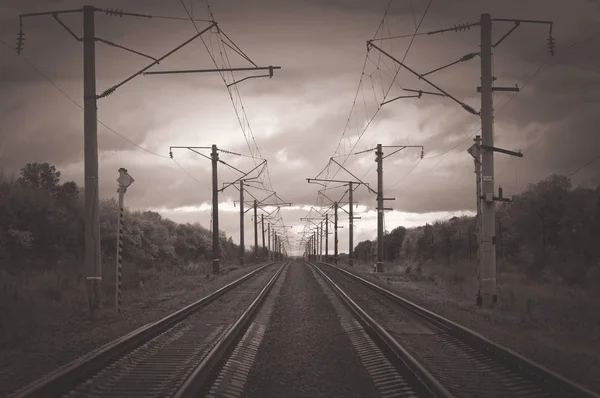 Ufuk Ötesine Uzanan Sonbahar Demiryolu Hatları Bulutlu Ekim Endüstriyel Yatay — Stok fotoğraf