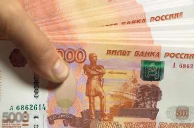 Erkek el kalın bolca nakit para tutar. Milyon Rus ruble. Zengin, zenginlik, kar, iş ve ekonomi kavramı. Beş bininci faturaları banknotlar. Para bir çok wads