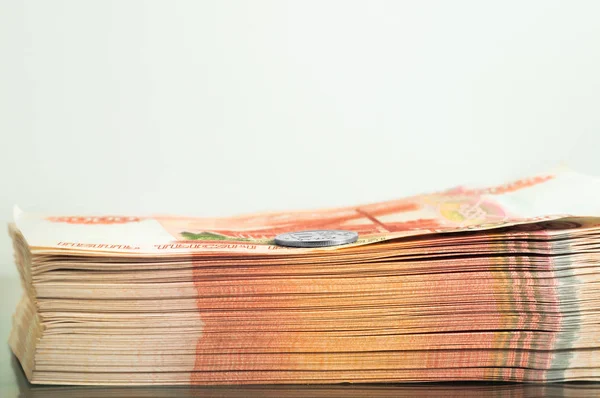 Milyon Rus ruble. Servet, kar, iş ve finans kavramı. Beş bininci faturaları banknot para yığını. Para bir çok wads, birçok nakit