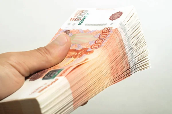 Erkek el kalın bolca nakit para tutar. Milyon Rus ruble. Zengin, zenginlik, kar, iş ve ekonomi kavramı. Beş bininci faturaları banknotlar. Para bir çok wads