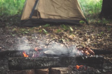 Kamp. Turist kampında şenlik ateşi ve çadır. Doğada tatilde rahatlatıcı