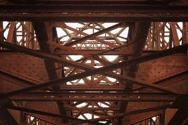 Estructura de armadura de refuerzo oxidada de hierro viejo de un puente ferroviario con remaches —  Fotos de Stock