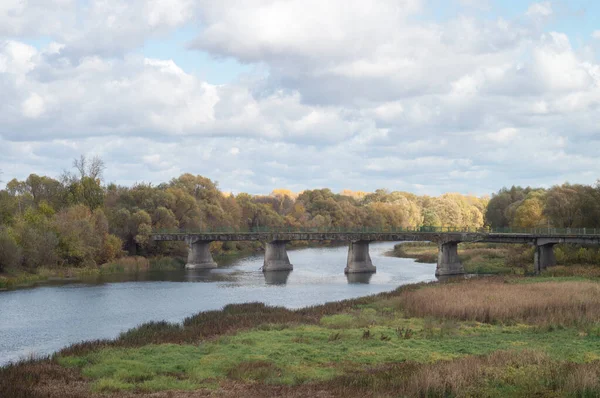 Viejo puente en ruinas sobre el río ruso de otoño Khoper — Foto de Stock
