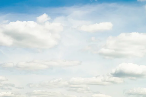 Glorieux Paradis D Ete Merveilleux Nuages Blancs Laiteux Moelleux Sur Un Ciel Bleu Doux Lumiere Clair Stock Photo