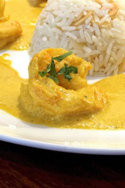 Karides Newburg, tabancalı karides, ketçap, taze krema, doğranmış kaju, hindistan cevizi, konyak ve tereyağlı klasik bir yemek..