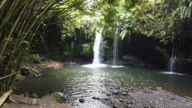 Blanjar Şelalesi, 3 Eylül 2025 'te ele geçirildi. Bereketli bambu ormanlarıyla çevrili tropik şelale, tropikal arazide huzurlu bir kaçış.