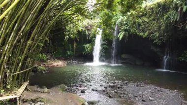 Blanjar Şelalesi, 3 Eylül 2025 'te ele geçirildi. Bereketli bambu ormanlarıyla çevrili tropik şelale, tropikal arazide huzurlu bir kaçış.