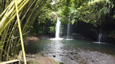 Blanjar Şelalesi, 3 Eylül 2025 'te ele geçirildi. Bereketli bambu ormanlarıyla çevrili tropik şelale, tropikal arazide huzurlu bir kaçış.