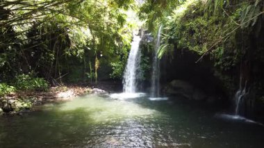Blanjar Şelalesi, 3 Eylül 2025 'te ele geçirildi. Bereketli bambu ormanlarıyla çevrili tropik şelale, tropikal arazide huzurlu bir kaçış.