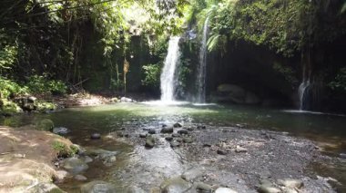 Blanjar Şelalesi, 3 Eylül 2025 'te ele geçirildi. Bereketli bambu ormanlarıyla çevrili tropik şelale, tropikal arazide huzurlu bir kaçış.