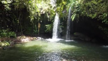 Blanjar Şelalesi, 3 Eylül 2025 'te ele geçirildi. Bereketli bambu ormanlarıyla çevrili tropik şelale, tropikal arazide huzurlu bir kaçış.