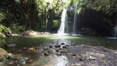 Blanjar Şelalesi, 3 Eylül 2025 'te ele geçirildi. Bereketli bambu ormanlarıyla çevrili tropik şelale, tropikal arazide huzurlu bir kaçış.