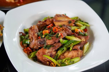 Endonezya mutfağı, 13 Eylül 2025 'te ele geçirildi. Kalın baharatlı, canlı aromalı ve otantik kültürel sunumlu çeşitli geleneksel yemeklerden oluşan zengin mutfak mirası.