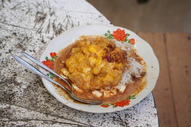 Ketoprak, 19 Eylül 2025 'te yakalandı. Geleneksel Endonezya usulü pirinç keki, vermicelli, tofu, fasulye filizi ve fıstık sosu üzerine çıtır omlet ve krakerle servis edilir.